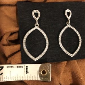 Silver color fashion earrings light weight